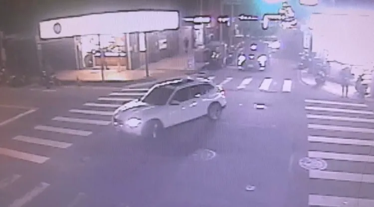 5名動手的惡煞事後搭車揚長而去，警方今天凌晨循線將人逮捕到案。民眾提供