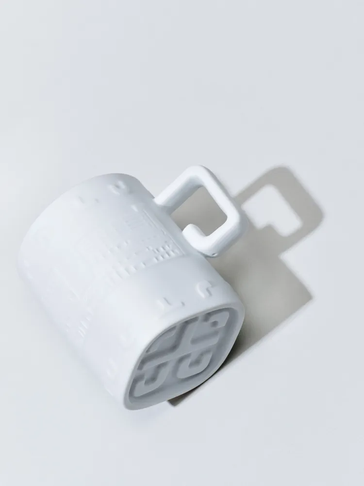 紀念杯杯底印記細節，象徵百年醫療精神延續。恩璽提供