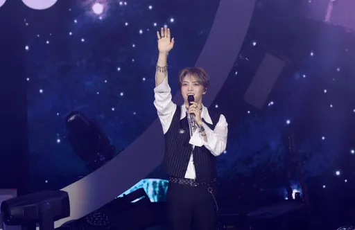 金在中登台辦生日趴化身「甜蜜男孩」！半咬巧克力嘴對嘴餵食