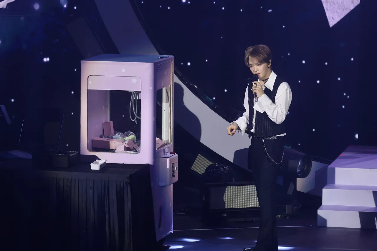 金在中透過夾娃娃機，完成夾到的任務。莊宗達攝