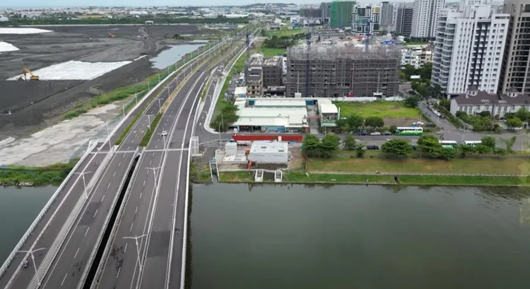 新台17線建置將大幅拉近楠梓與美術館距離，也讓社區就在新台17線旁大樓預售案「以學MDT」，未來具備重大建設支撐優勢。華友聯提供