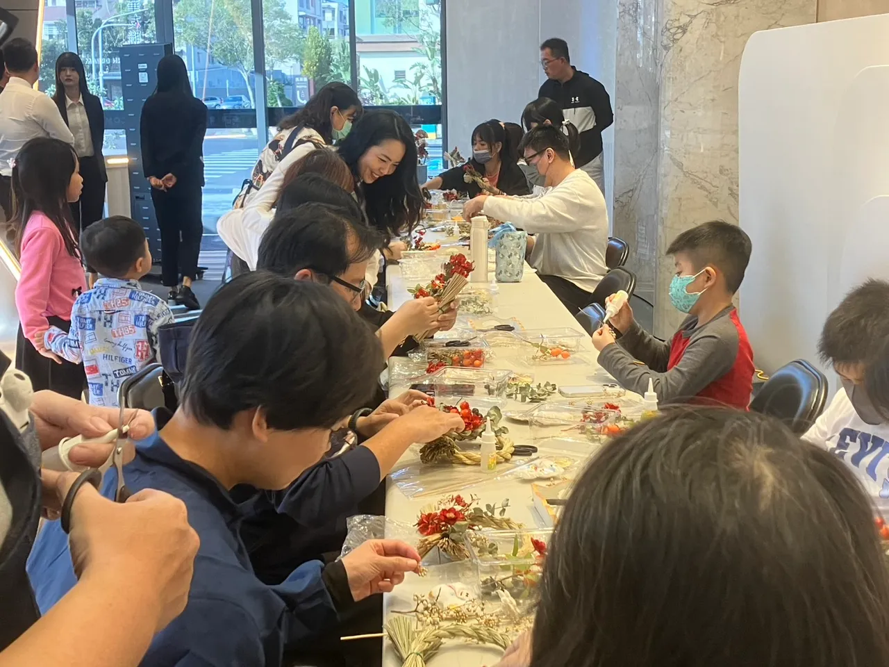 華友聯透過Hito共學館舉辦各類活動，提升品牌曝光度與社區凝聚力。華友聯提供