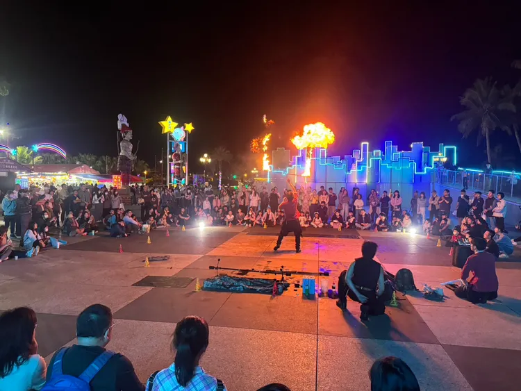 東大門夜市廣場火舞表演。縣府觀光處提供