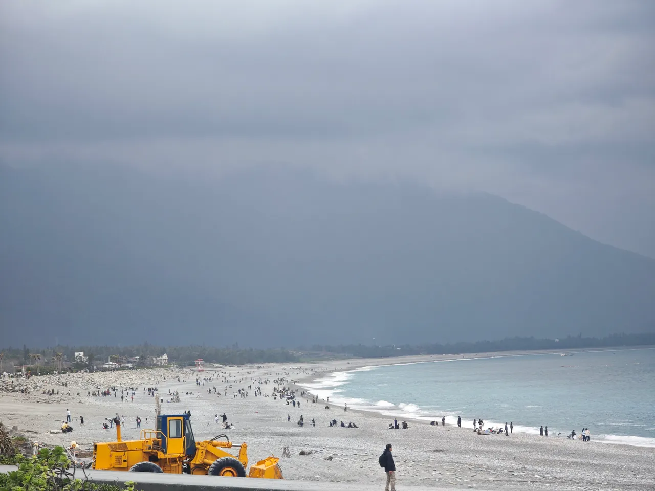 七星潭風景區春節期間湧入人潮。縣府觀光處提供