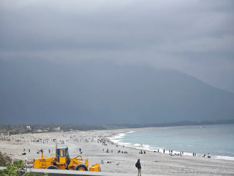 七星潭風景區春節期間湧入人潮。縣府觀光處提供