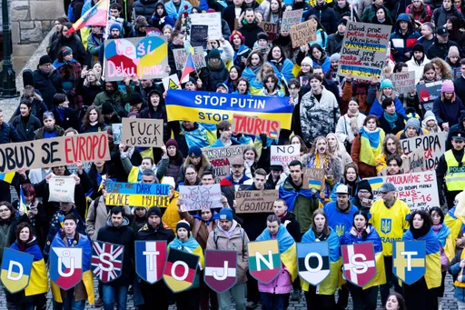 去你的普丁！俄烏戰爭將滿4年捷克集會挺烏　民眾抗議俄羅斯侵略