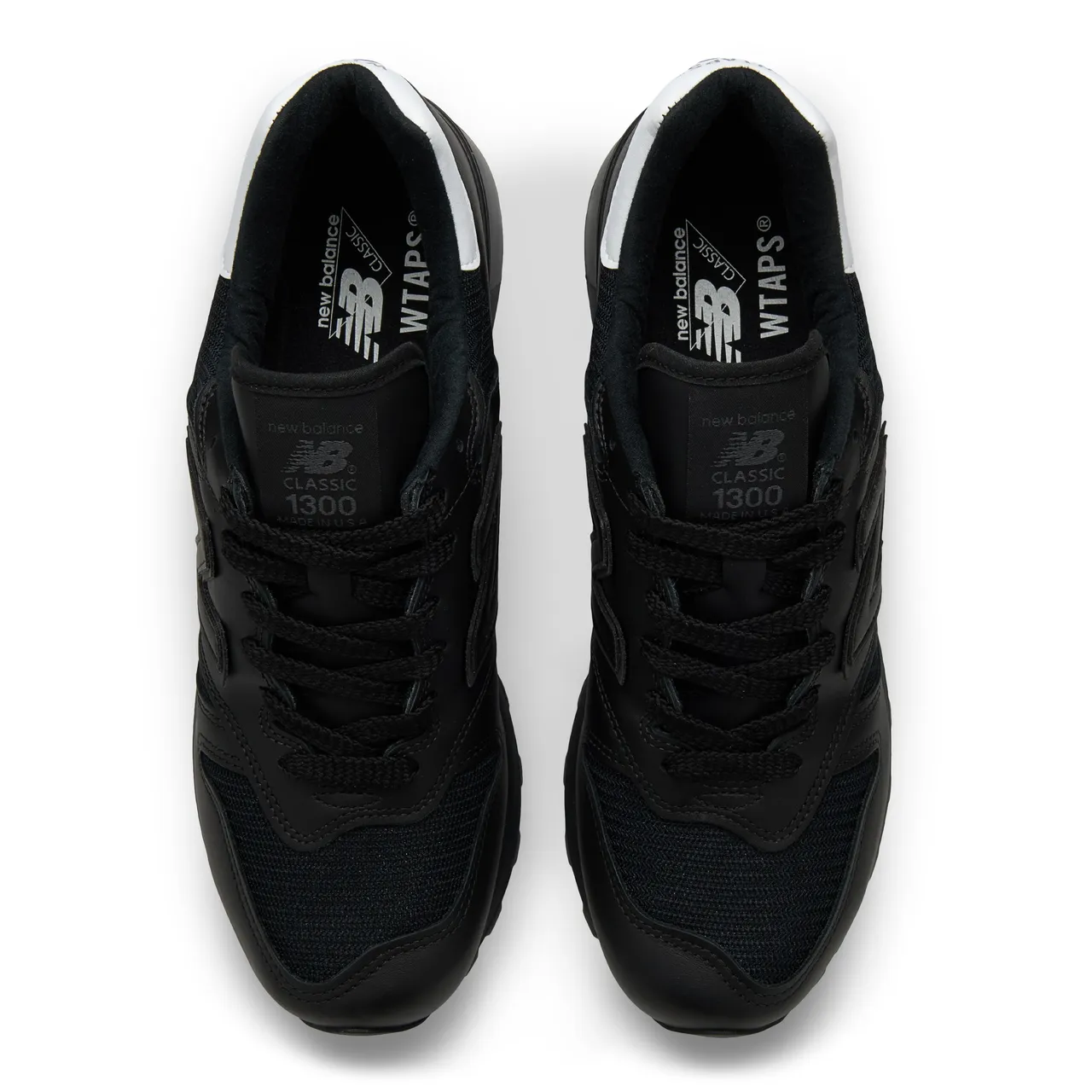 鞋身選用優質黑色皮革打造酷帥外型。品牌提供