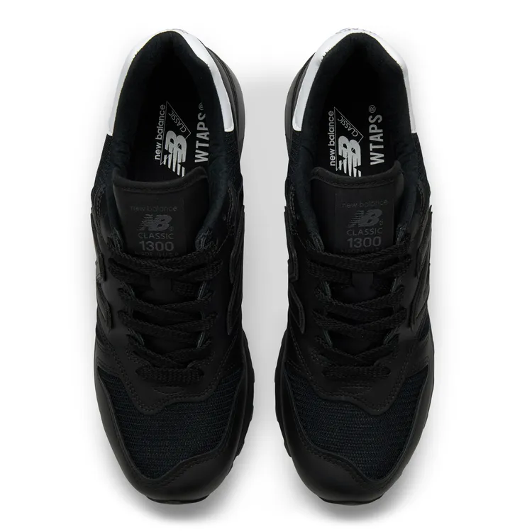 鞋身選用優質黑色皮革打造酷帥外型。品牌提供