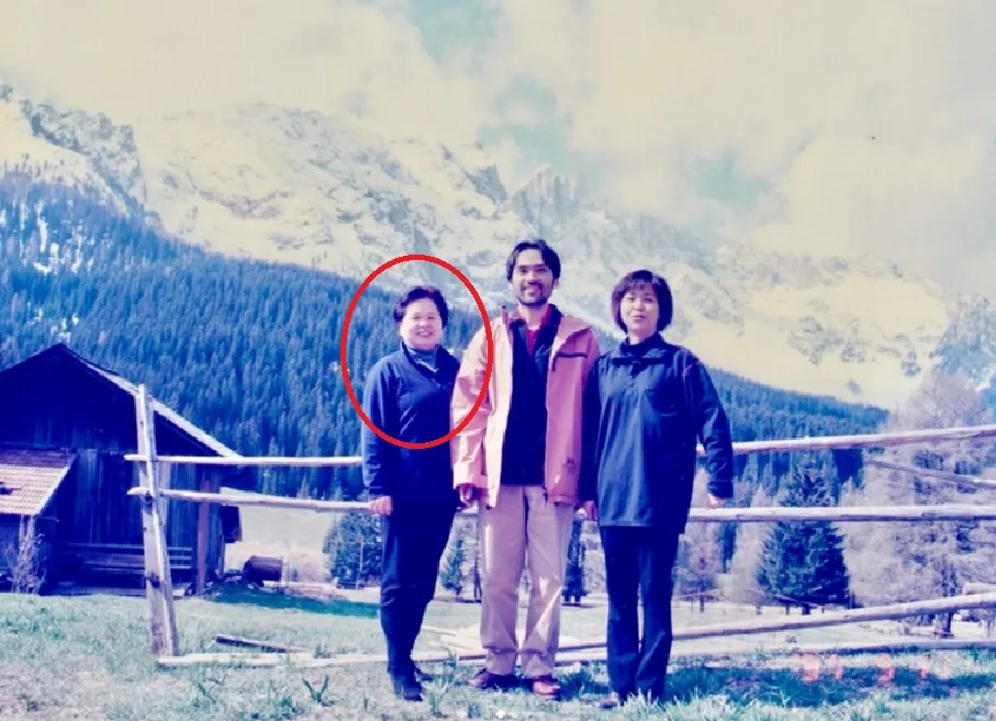 螻榮子近日公開與母親30年前於義大利旅行的照片，照片中母親頂著熟悉的髮型與神情，與漫畫中的花媽如出一轍。翻攝自keraeiko IG