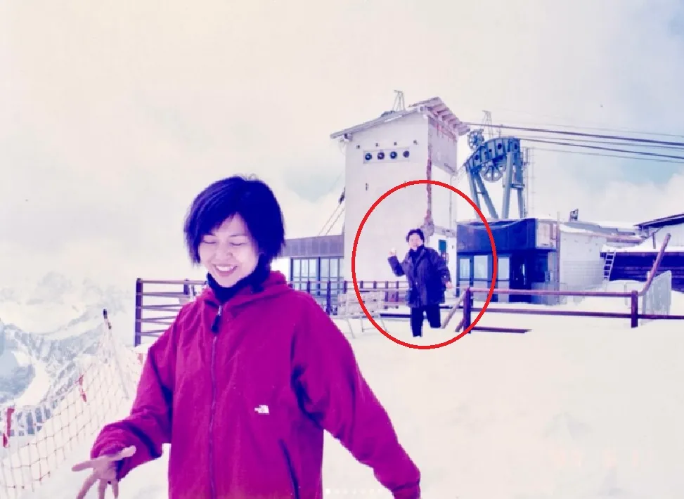 螻榮子近日公開與母親30年前於義大利旅行的照片，照片中母親頂著熟悉的髮型與神情，與漫畫中的花媽如出一轍。翻攝自keraeiko IG