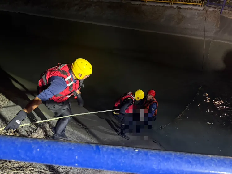 警消在昨晚9時許找到落水男童，將人拉上岸，但已經明顯死亡。民眾提供