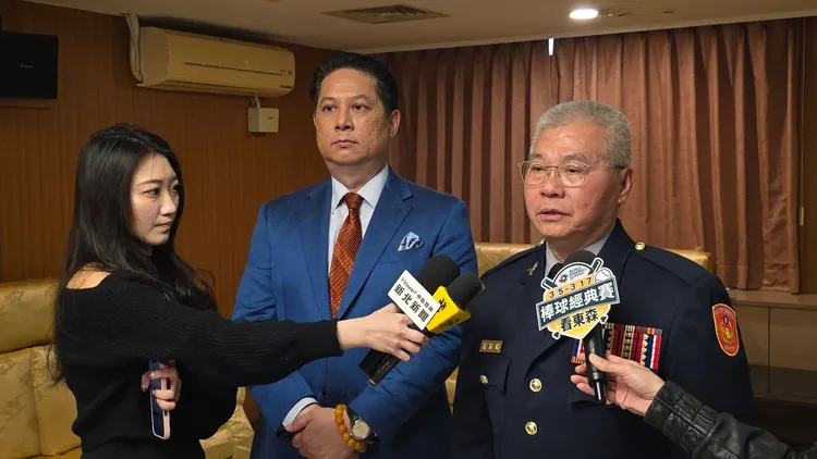 品豐大中華證券投顧公司董事長蔡彰鍠(中間者)樂善好施，去年也曾捐贈12組自動甦醒器以及十二導程心電圖系統，給基隆市消防局。翻攝畫面