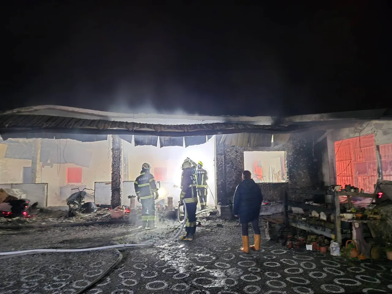 何姓女屋主趕赴現場看到房子燒光難過痛哭。李光濱攝