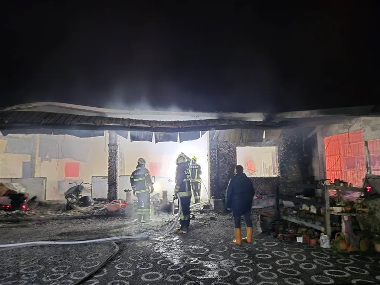 何姓女屋主趕赴現場看到房子燒光難過痛哭。李光濱攝