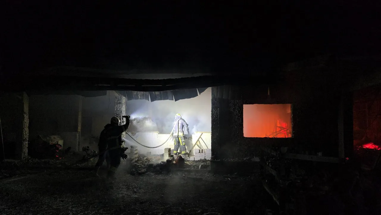 消防隊員進入屋內以強力水柱灌救。李光濱攝