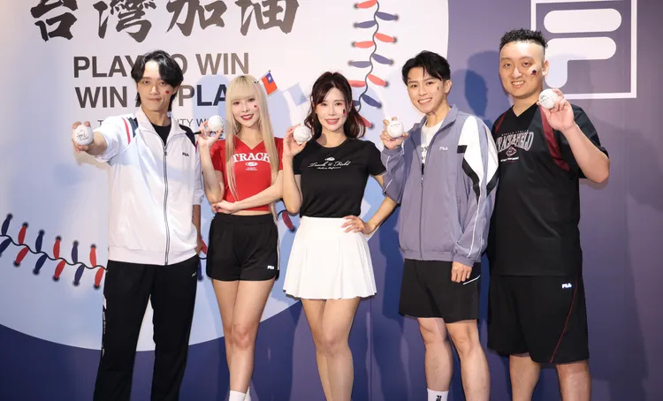 沐妍（右三）、Rina（左二）今天出席活動。莊宗達攝