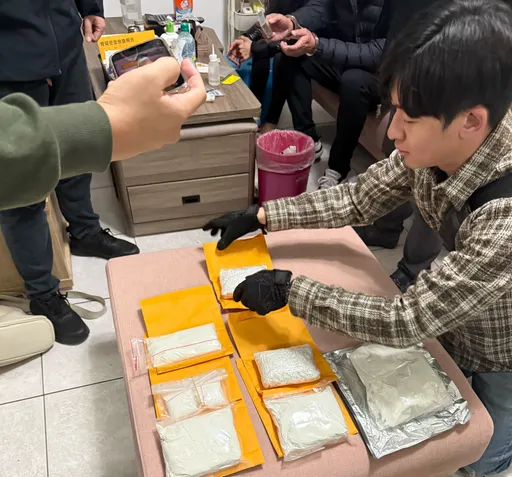 微波爐、碳粉匣運毒！毒梟逃亡仍操舊業　警逮人起出海洛因、依托咪酯