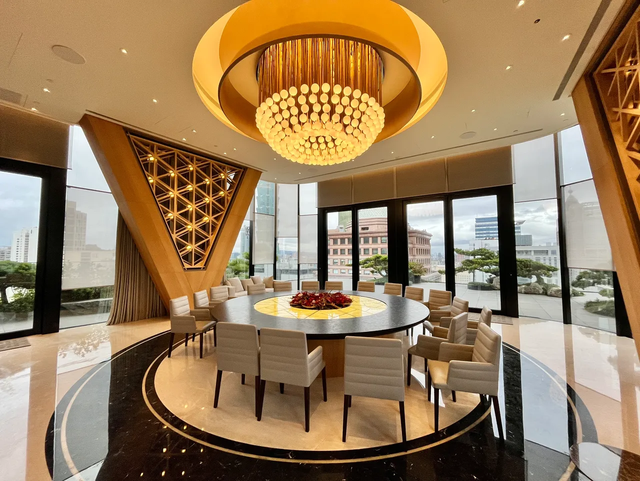 豪宅中的豪宅「陶朱隱園」豪奢內裝今首度對外亮相，宴會廳美輪美奐比五星級飯店還豪華。莊宗達攝