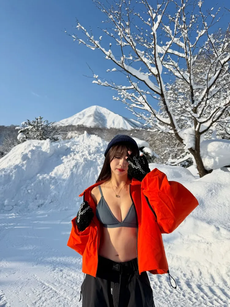 慈妹在北海道雪地拍性感美照。翻攝慈妹IG