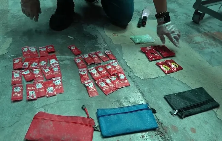 警方兵分多路攔車查緝，搜出大量愷他命、咖啡包等毒品。翻攝照片