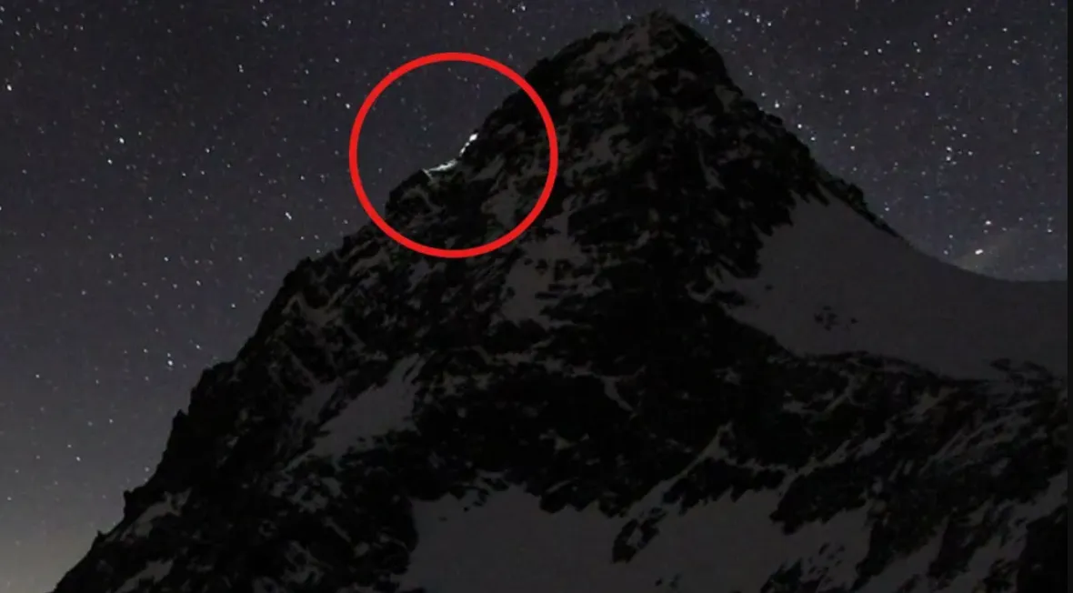 湯瑪士在凌晨把女友獨留山區，網路攝影機拍到當時的燈光。翻攝英國廣播公司網站