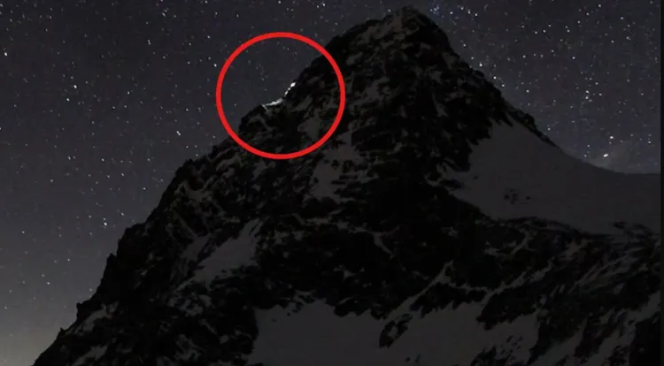 湯瑪士在凌晨把女友獨留山區，網路攝影機拍到當時的燈光。翻攝英國廣播公司網站