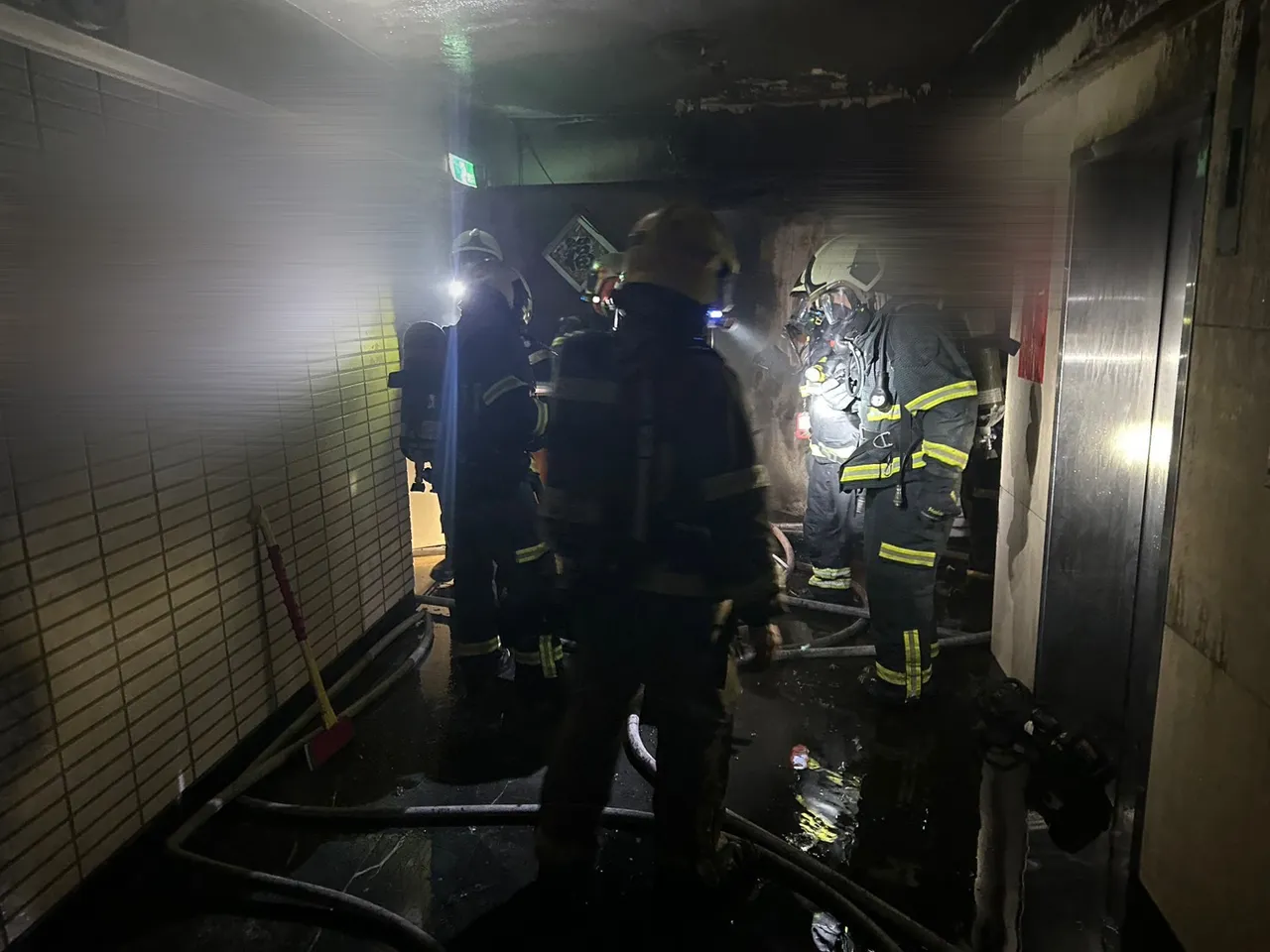 消防人員救出2人無生命跡象，經送醫搶救不治。翻攝畫面