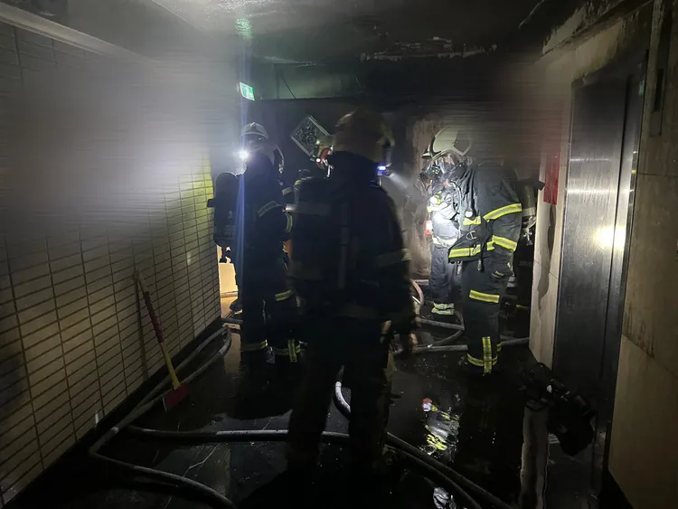 消防人員救出2人無生命跡象，經送醫搶救不治。翻攝畫面