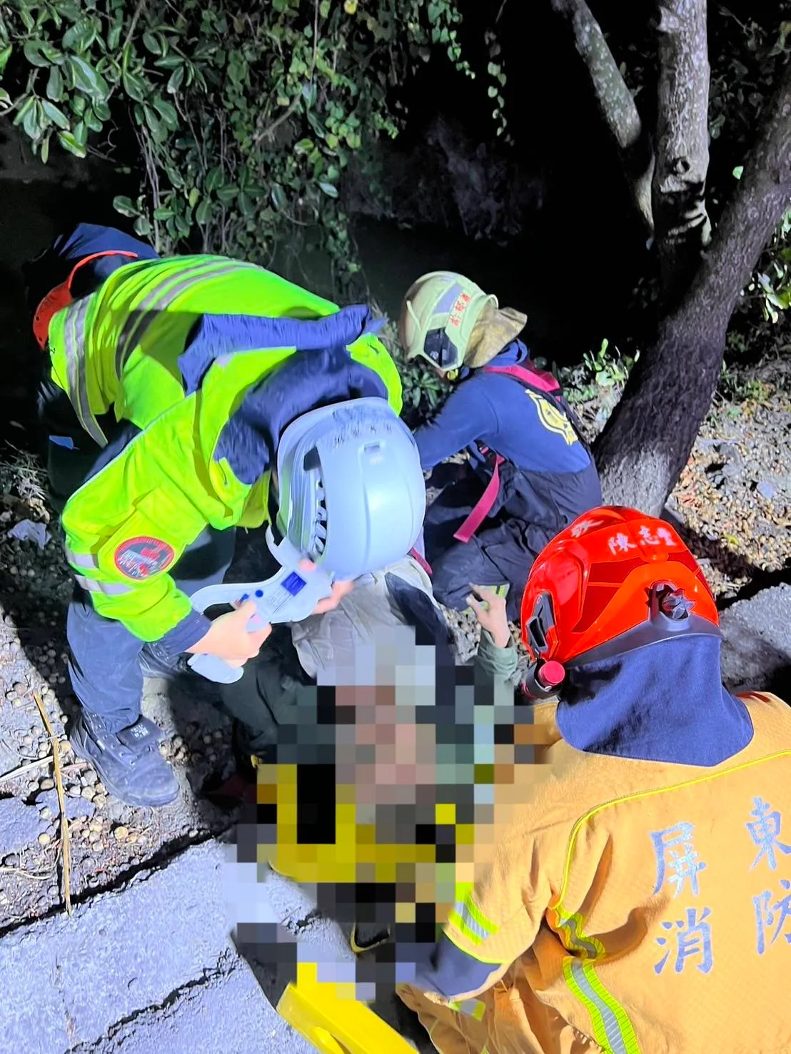 警消合力將劉翁救起送醫。翻攝畫面