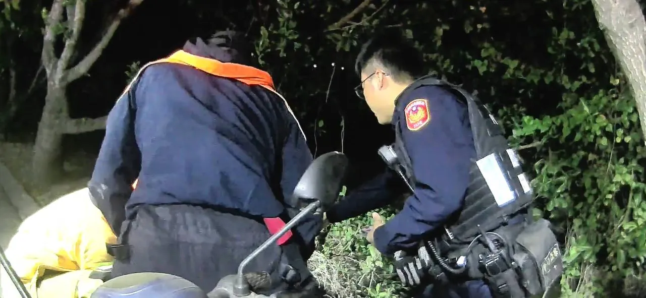 警消合力將劉翁救起送醫。翻攝畫面