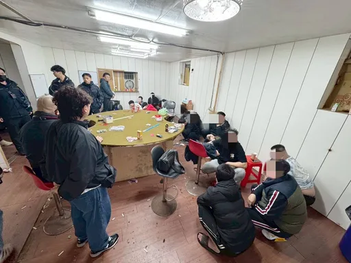 偏僻鐵皮屋深夜人車聚集「有詭」　桃警破職業賭場逮35人扣百萬賭資