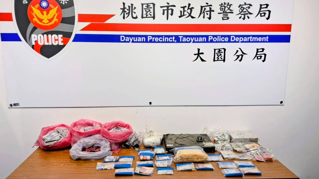 警方查扣百萬賭資與賭具、電腦等贓證物。翻攝畫面