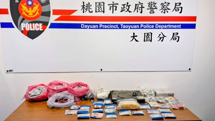 警方查扣百萬賭資與賭具、電腦等贓證物。翻攝畫面