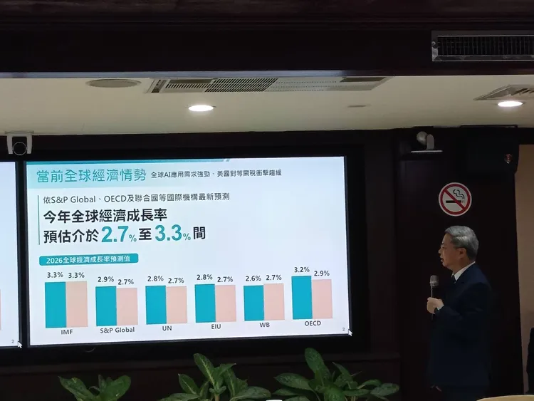 經濟部今（5日）舉行年終記者會，經濟部長龔明鑫率相關主管出席，對外說明2025年施政成果及2026年的新目標。許麗珍攝