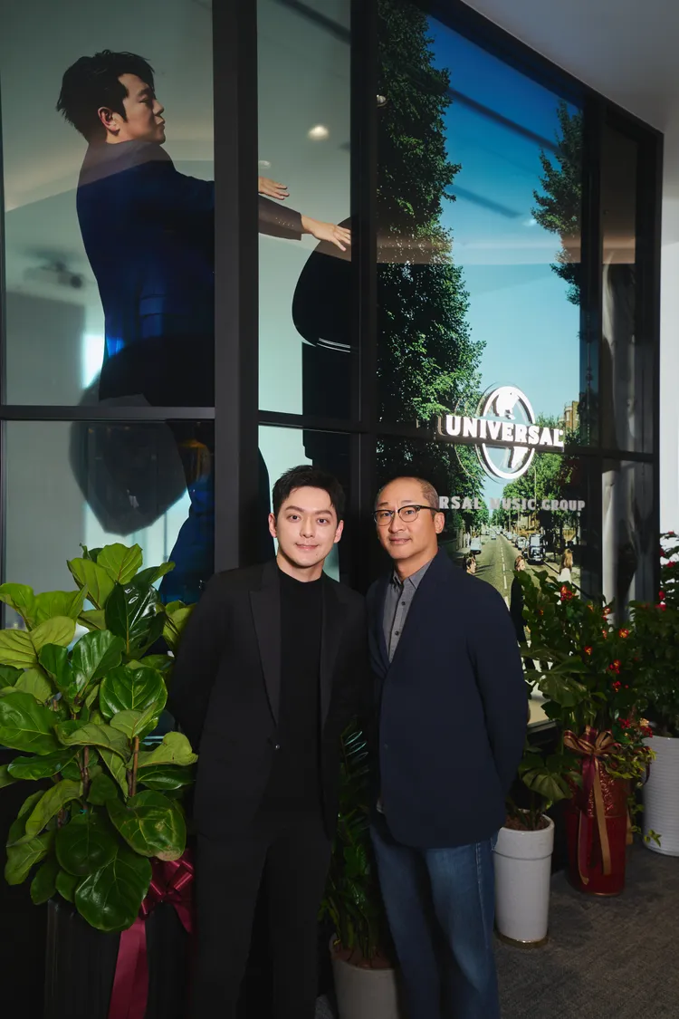 小提琴家曾宇謙與環球音樂臺灣董事總經理謝定原開心合影。環球音樂提供