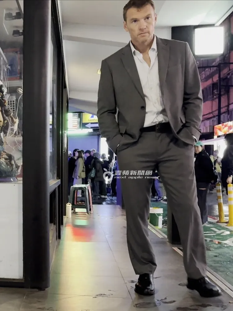 49歲的山姆沃辛頓一身灰色西裝套裝，將雙手插進褲子口袋，畫面瞬間帥氣十足。特勤中心攝