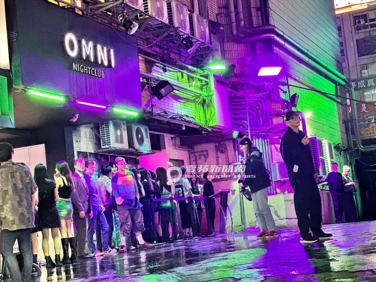 工作人員為了營造雨後場景，不停往地上灑水。特勤中心攝