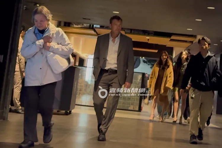 穿著整套灰色西裝的山姆沃辛頓現身拍攝。特勤中心攝