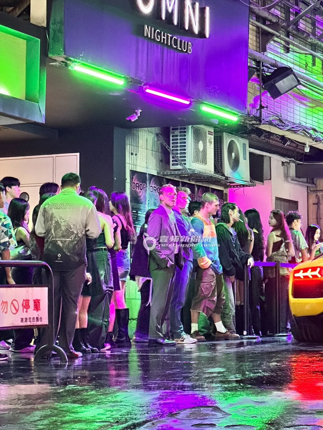 山姆沃辛頓看著駛來的藍寶堅尼。特勤中心攝