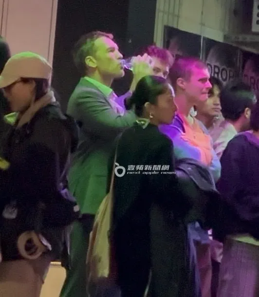 山姆沃辛頓大口喝著工作人員遞給他的水補充水分。特勤中心攝