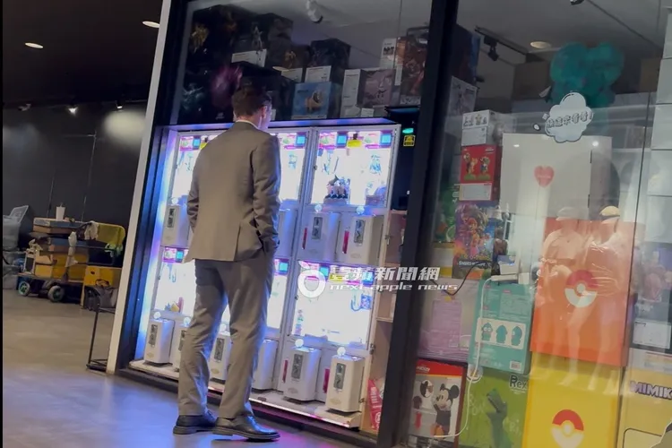 山姆沃辛頓被騎樓的娃娃機吸引，停下腳步好奇看了一會。特勤中心攝