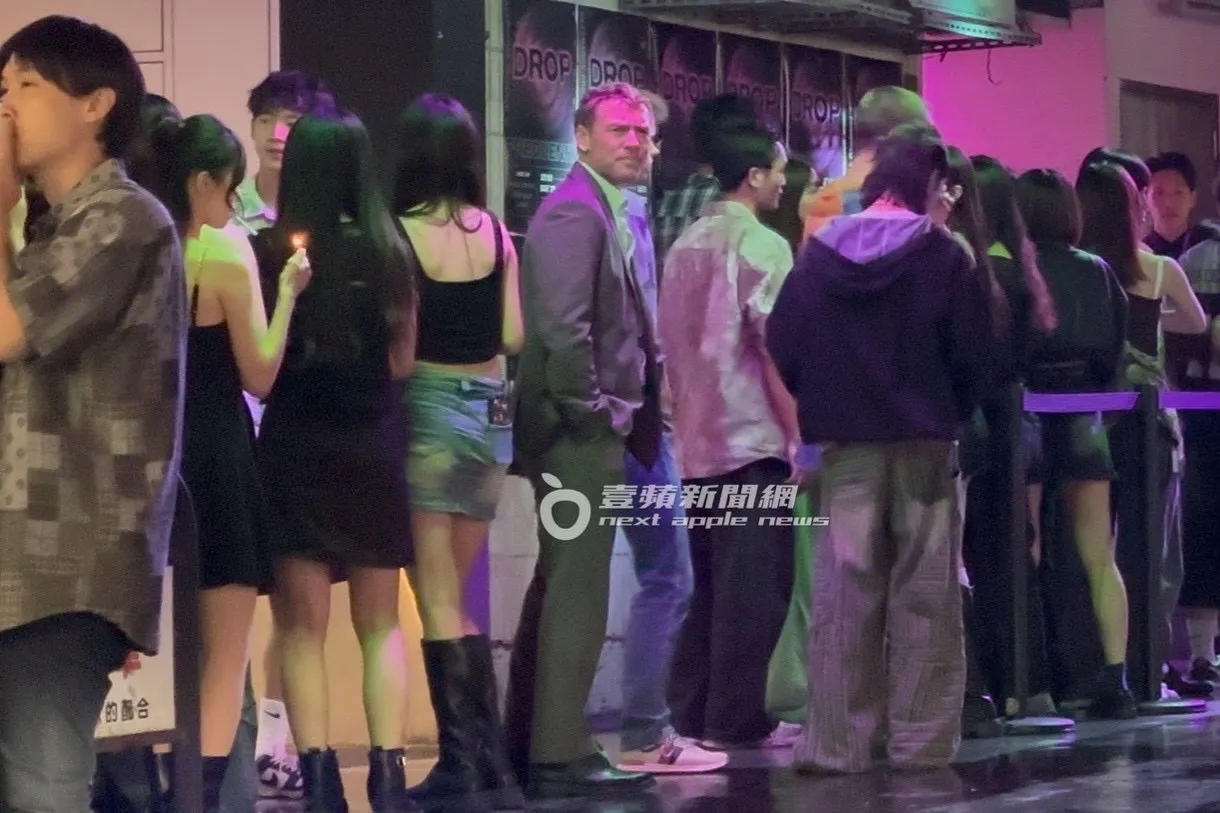 拍攝時，山姆沃辛頓一臉嚴肅看向四周。特勤中心攝