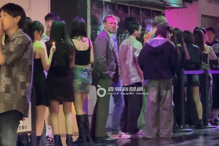 拍攝時，山姆沃辛頓一臉嚴肅看向四周。特勤中心攝