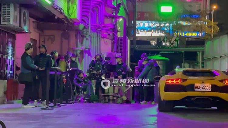 現場駛來一輛要價2538萬元的黃色藍寶堅尼（Lamborghini Aventador LP 700-4），也是當天拍攝的重點。特勤中心攝