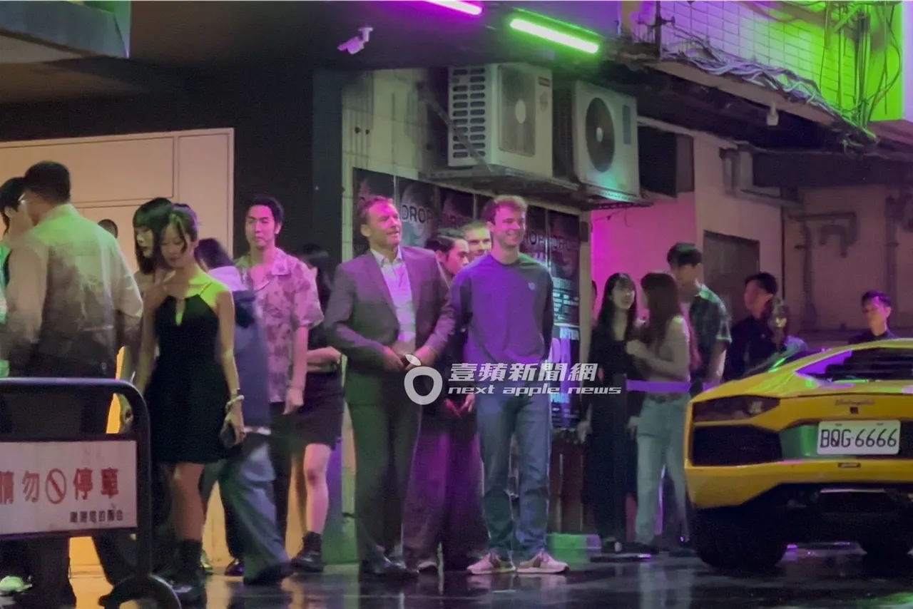 山姆沃辛頓趁著小空檔將服裝儀容整理一番。特勤中心攝