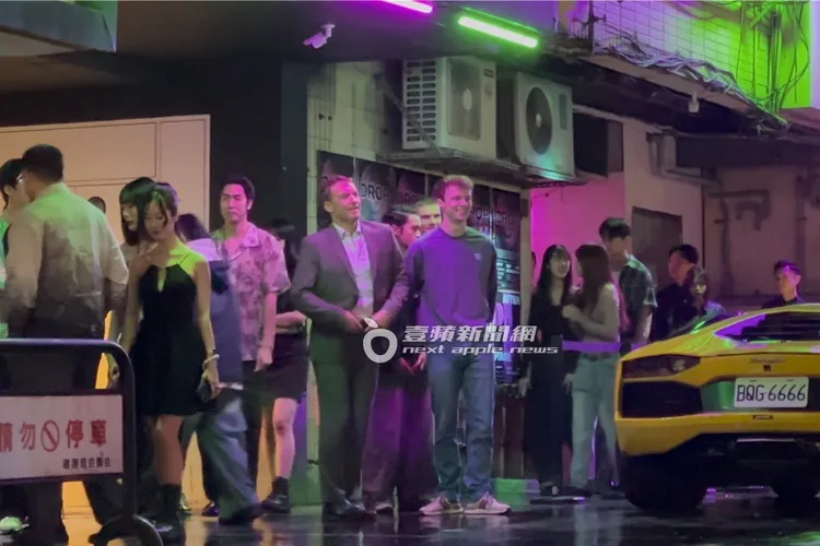 山姆沃辛頓趁著小空檔將服裝儀容整理一番。特勤中心攝