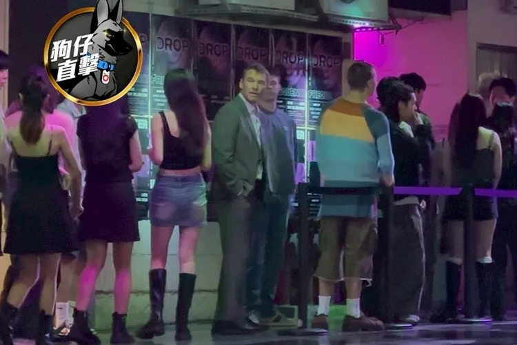 山姆沃辛頓（中）手插口袋，拍攝在夜店門口排隊的戲碼。特勤中心攝