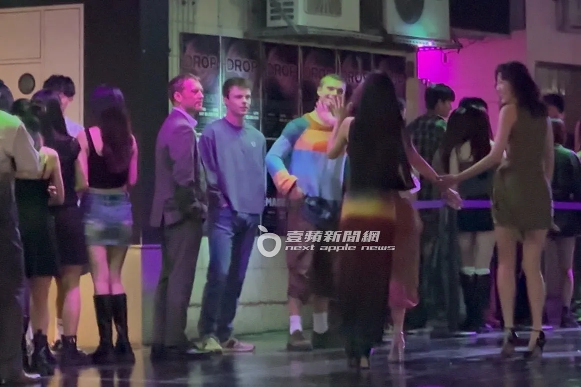 隨著美女群出現，山姆沃辛頓和路人們紛紛行注目禮。特勤中心攝