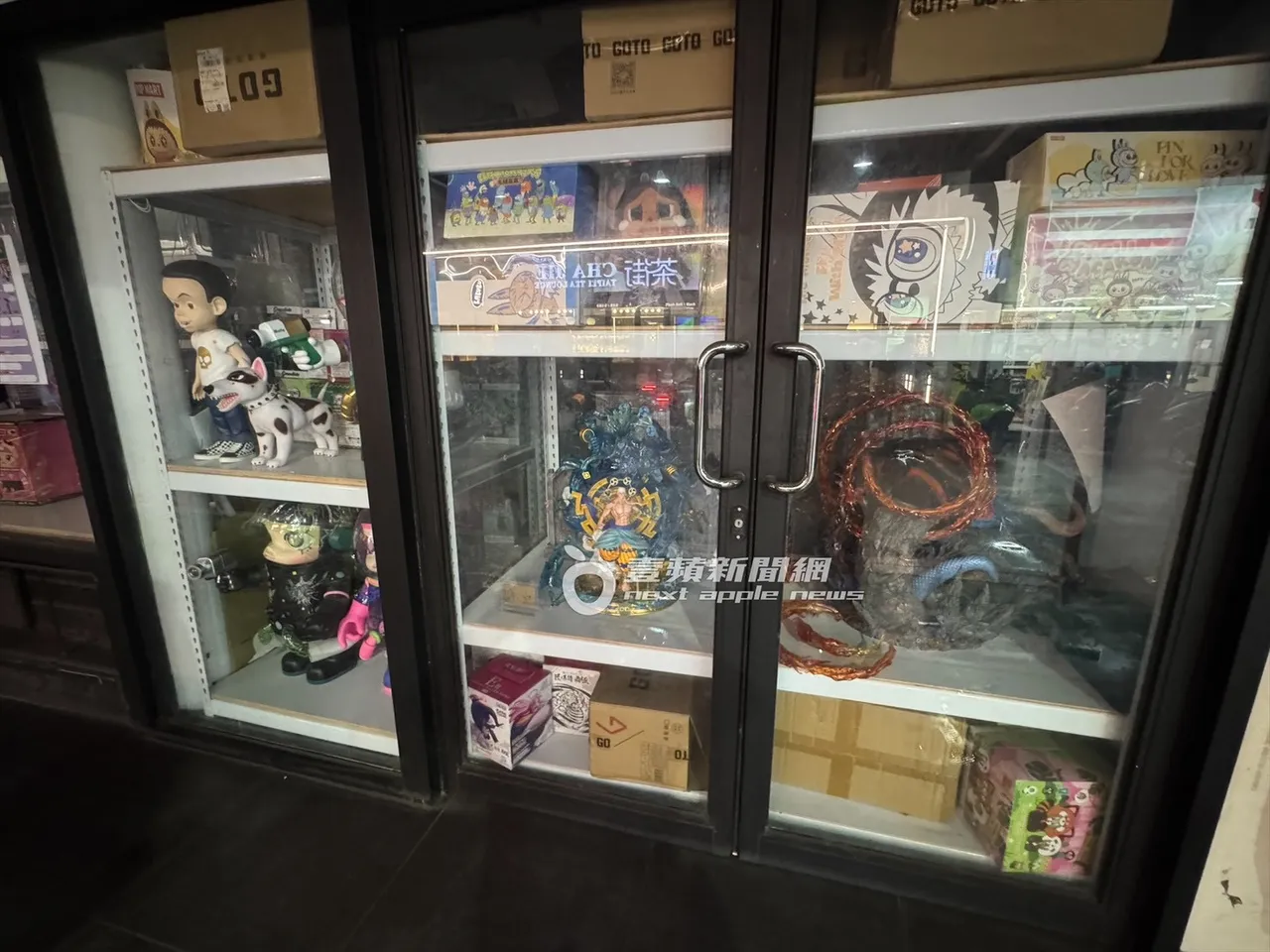 店家櫥窗展示的大型公仔，成功吸引山姆沃辛頓的目光。特勤中心攝