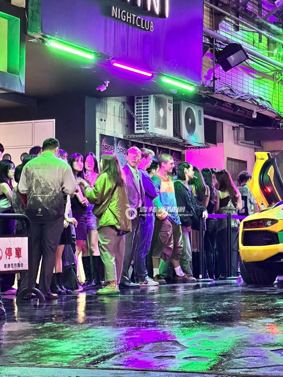 山姆沃辛頓好奇聽著工作人員吩咐臨演群。特勤中心攝